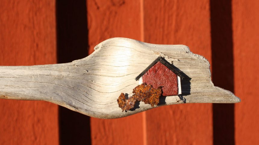 Röd hus på träbit