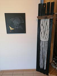 Bild-und-Textil-Installation-schwarz-weiß-Gittas-verkstad