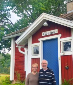 Gitta und Peter stehen vor ihrem Haus Gjutås