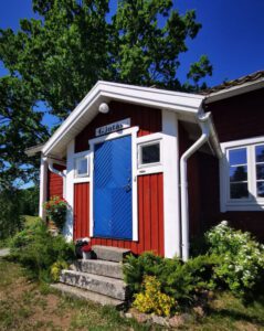 Unser Haus Gjutas mit blauer Tür