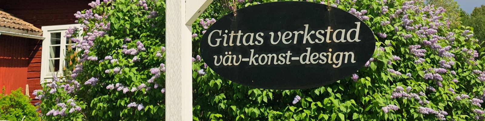 Das Schild für Gittas Verkstad vor dem Haus Gjutas
