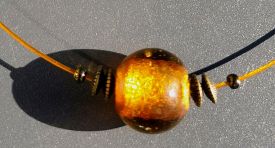  halsband-med-guldgul-glasboll-gittas-verkstad