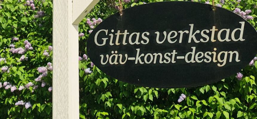 skylt av gittas verkstad framför vart hus gjutas